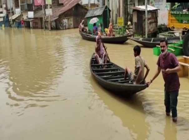 बंगाल में 'आफत' की बारिश, घरों में घुसा पानी, नाव लेकर सड़कों पर निकले लोग