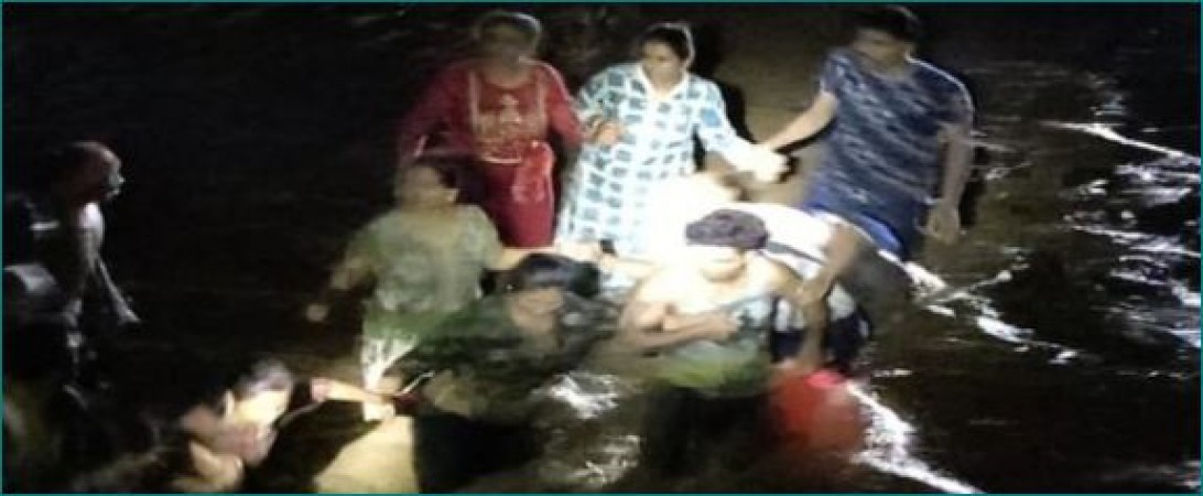 महाराष्ट्र: घोघरा वाटरफॉल में फंसे थे 12 लोग, सभी को सुरक्षित निकाला गया बाहर