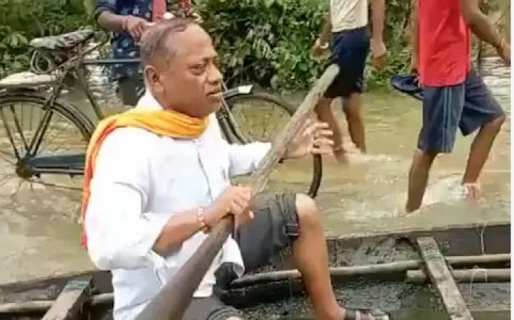 बाढ़ में बीमार को नाव से अस्पताल लेकर पहुंचे असम के परिवहन मंत्री, वीडियो वायरल