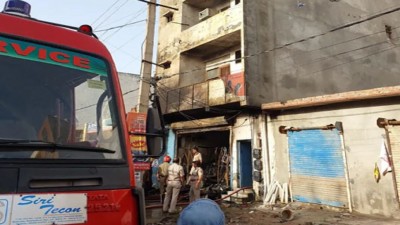 दिल्ली के रोहिणी इलाके में भड़की भीषण आग, एक शख्स की झुलसकर मौत