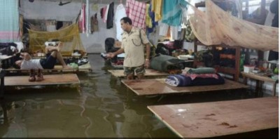 असम में बाढ़ का कहर, 12 लोगों की मौत, CRPF जवानों के बेड तक घुसा पानी