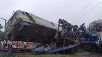 बंगाल में ट्रेन हादसा, 2 मालगाड़ियों में हुई भीषण टक्कर, 12 बोगियाँ पटरी से उतरीं, प्लेटफार्म और सिग्नल रूम क्षतिग्रस्त