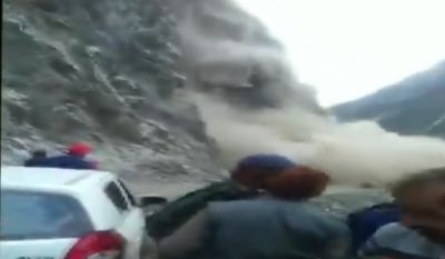 VIDEO: Mountain fall suddenly on the road, stampede