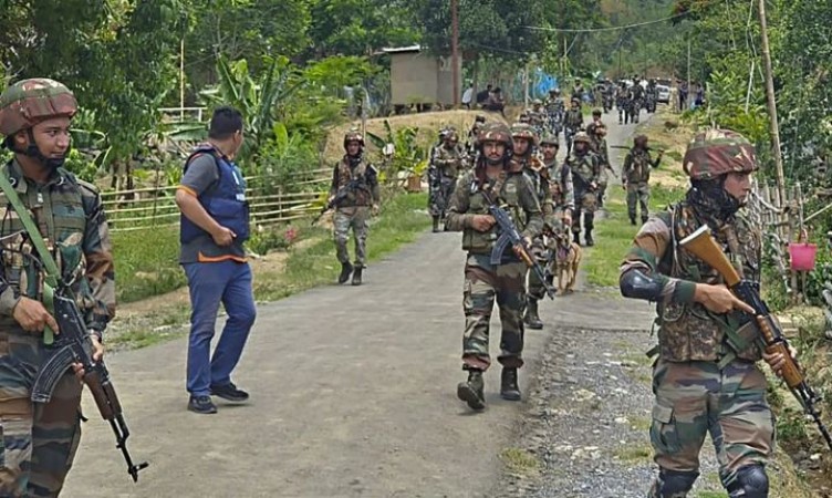 मणिपुर में सुरक्षाबलों का बड़ा एक्शन, 135 गिरफ्तार, उग्रवादियों के 12 बंकर तबाह