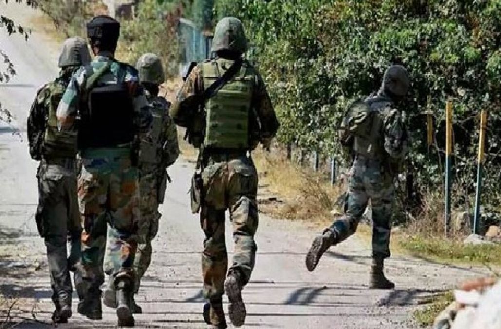 जम्मू-कश्मीर : त्राल में जारी है मुठभेड़, 2-3 आतंकी सुरक्षाबलों के घेरे में