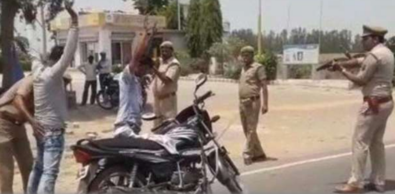 UP Police Checking vehicles on Gunpoint, Here's Report