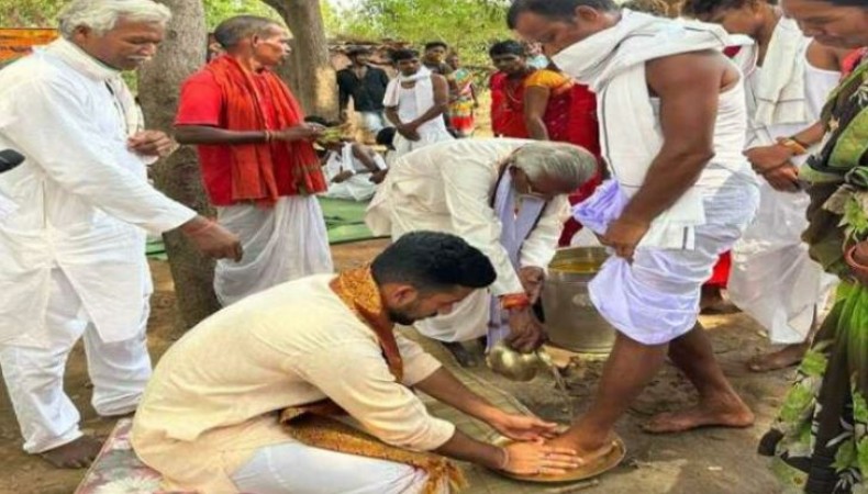 जशपुर में 183 लोगों ने सनातन धर्म में की घरवापसी, पैर धोकर किया गया वनवासियों का स्वागत