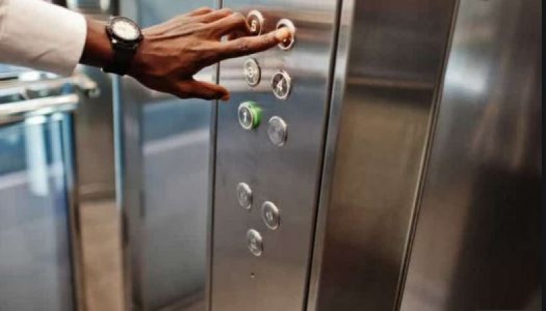 Elevator fell down from fourth floor with six people in Bhopal