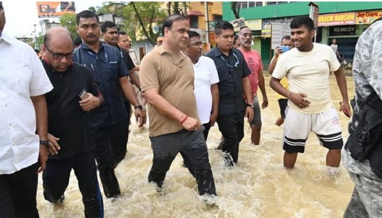 CM हो तो ऐसा ! हवाई सर्वे नहीं, खुद पानी में उतरकर बाढ़ पीड़ितों के पास पहुंचे सीएम सरमा