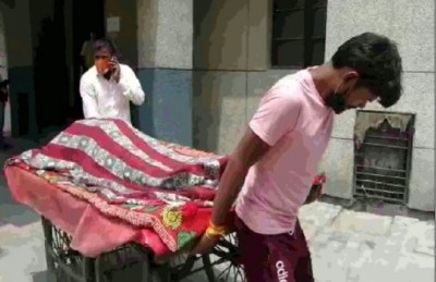 Relatives take woman's dead body in this way due to lack of stretcher