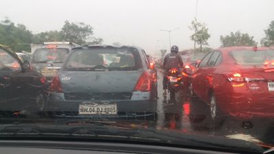 VIDEO: जोरदार बारिश ने रोकी 'मायानगरी' की रफ़्तार, कहीं ट्रैफिक जाम तो कहीं जलभराव