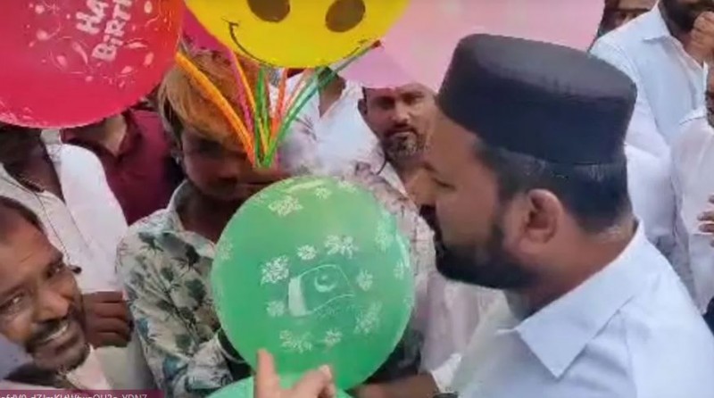 बकरीद पर ईदगाह मैदान पर बेचे गए 'लव पकिस्तान' वाले गुब्बारे, AIMIM नेता बोले- बेचने वाले हिन्दू ही हैं...