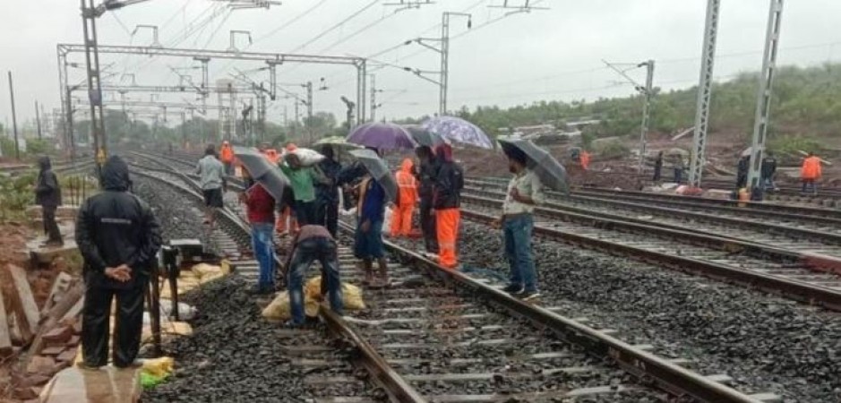 सलैया रेलवे स्टेशन पर ट्रैक से मिट्टी बहने पर ट्रेनों का आवागमन हुआ बाधित