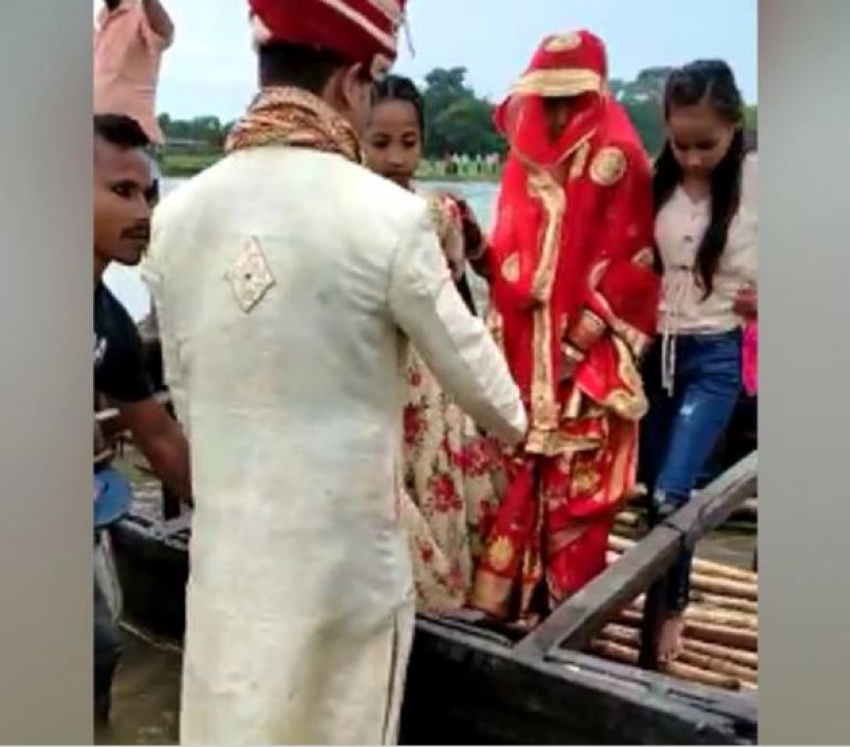 Groom crossed the river with the new bride on his shoulder, photos went viral