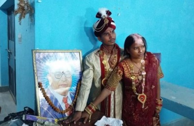 दारोगा ने थाने में रचाई शादी, पुलिसकर्मियों ने दुल्हन और दूल्हे को सजाया