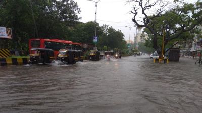 मुंबई में दूसरे दिन भी जारी बारिश, अब तक पांच लोग घायल