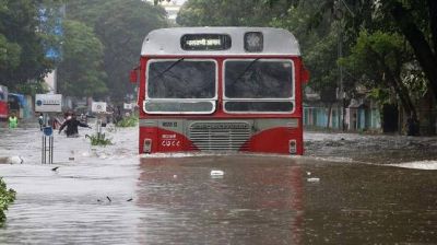 जोरदार बारिश से मुंबई का जीवन अस्त-व्यस्त, करंट लगने से तीन की मौत, कई ट्रेनें लेट