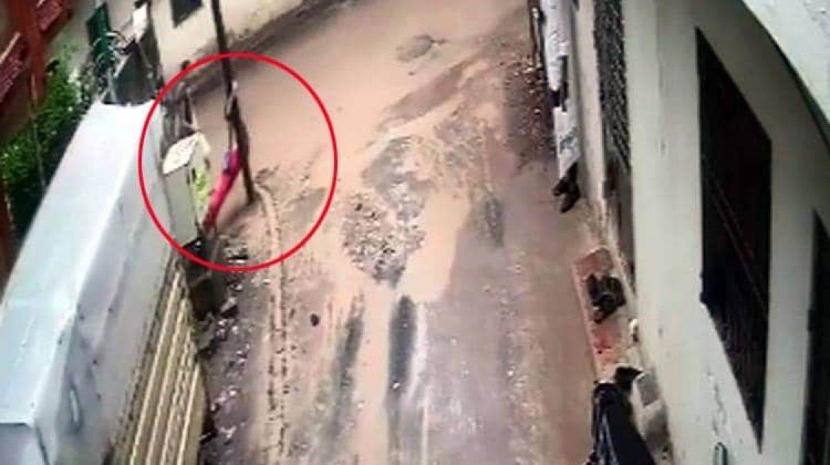 The girl passing by a pole without maintaining distance, felt shocked, killed in five seconds.