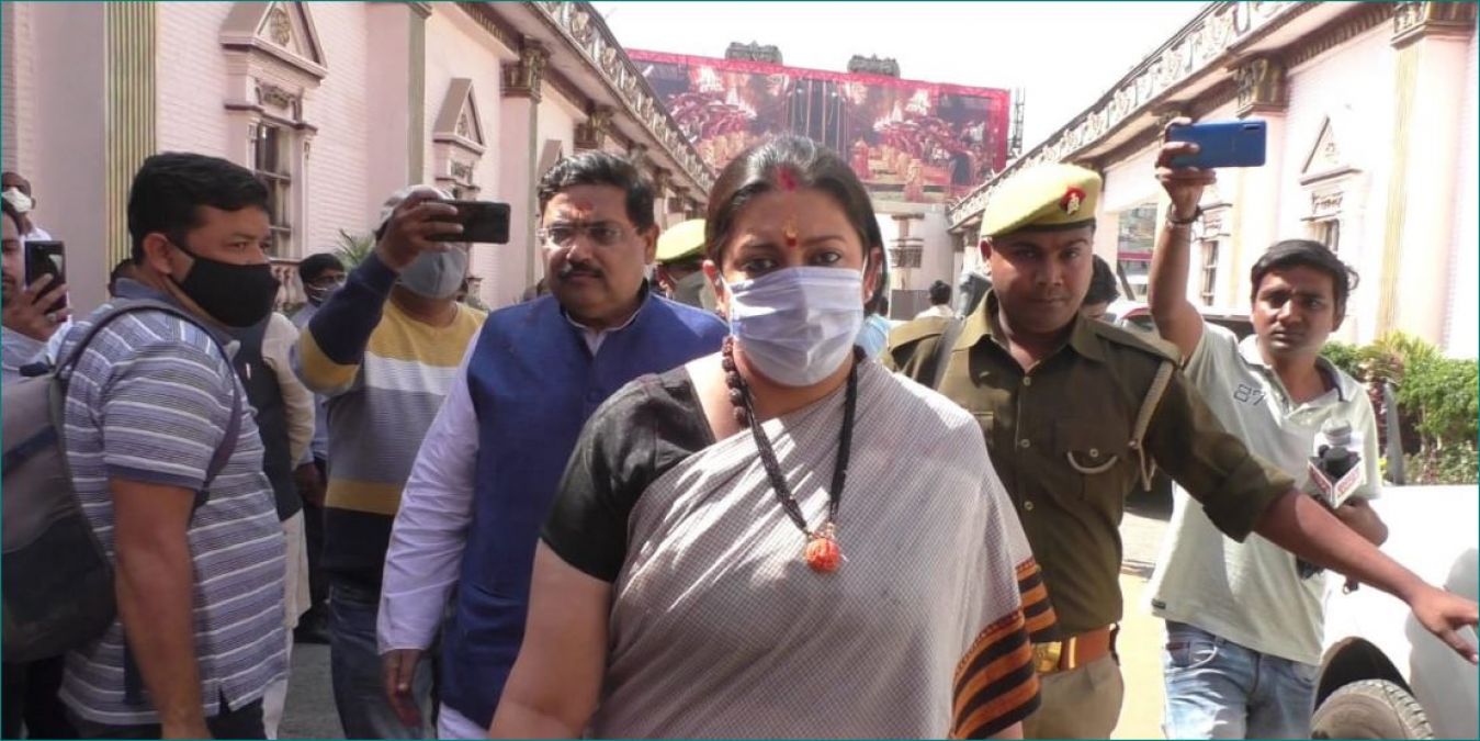 Smriti Irani enjoys Golgappa in Varanasi, said 'Har-har Mahadev'