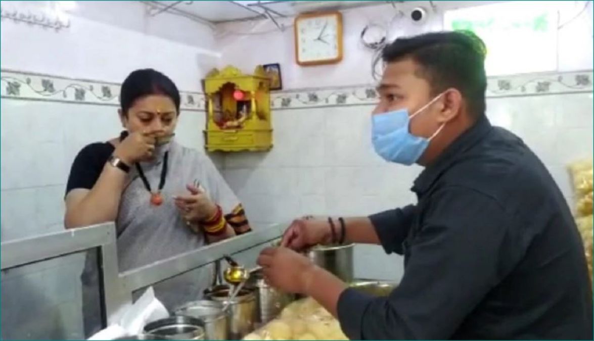 Smriti Irani enjoys Golgappa in Varanasi, said 'Har-har Mahadev'