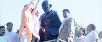 गांधी जी की प्रतिमा पर बाबूलाल ने चढ़ाये फूल तो कोंग्रेसियों ने गंगाजल चढ़ाकर किया शुद्धीकरण