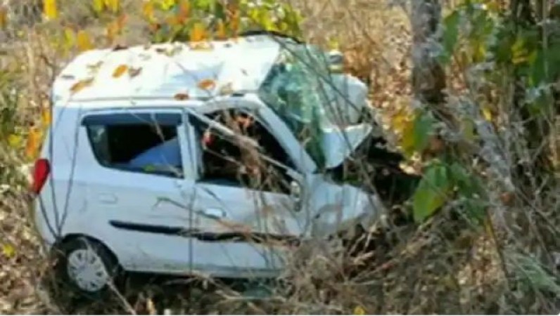 पेड़ में जा घुसी तेज रफ़्तार कार, एक ही गाँव के 6 लोगों की दर्दनाक मौत