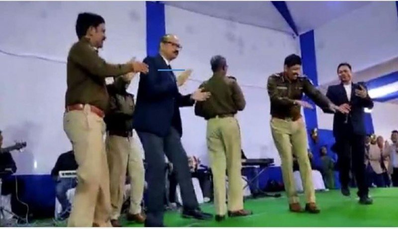 Bihar Police's DG and ADG dance furiously on Bhojpuri song, video goes viral