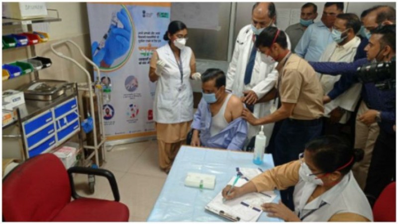 सीएम केजरीवाल ने ली कोरोना वैक्सीन की पहली डोज़, दिल्ली में अब तक 25 हज़ार लोगों को लगा टीका