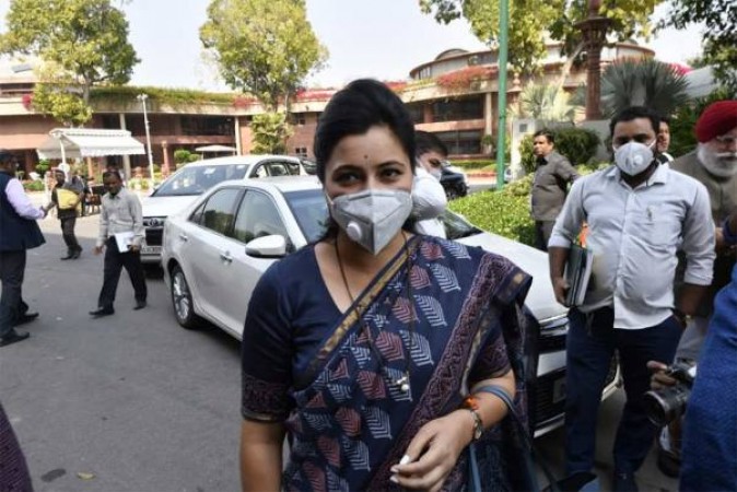 Parliament MP Navneet Rana arrived in the house wearing a mask