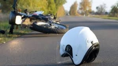 दर्दनाक हादसा: बेकाबू कार ने बाइक को मारी टक्कर