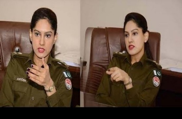 This  Pakistani women officer is too beautiful to handle, see picture here