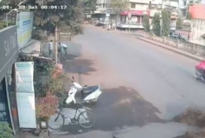 VIDEO! अचानक फट गई सड़क और फिर जो हुआ उसे देखकर दंग रह जाएंगे आप