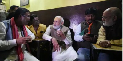 VIDEO: PM मोदी को चाय की दुकान पर देख चौके लोग, प्रोटोकॉल तोड़कर पी 3 चाय और खाया पान