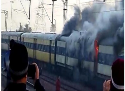 स्‍टेशन पर रुकते ही धू-धू कर जलने लगी यात्रियों से भरी ट्रेन, अफरा-तफरी में कई लोग घायल