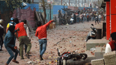 Stone pelters brutally beat Delhi Police, watch shocking video here
