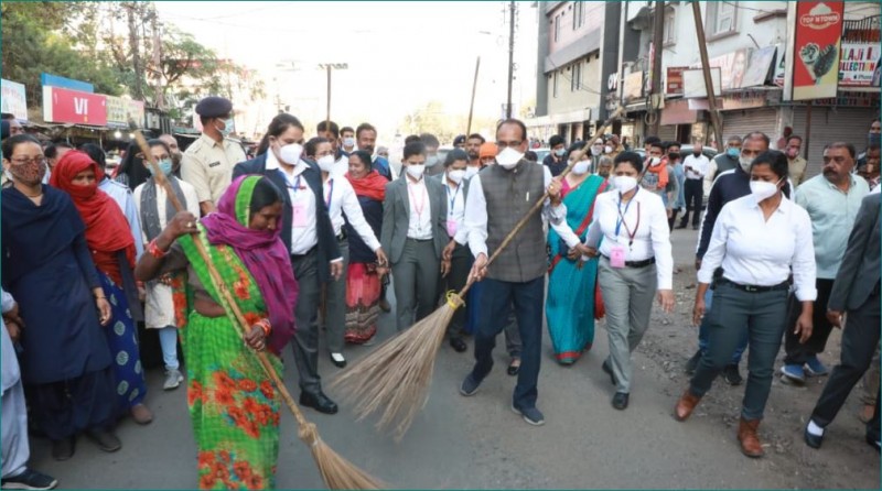 CM Shivraj Singh Chauhan did cleaning with women cleaning workers