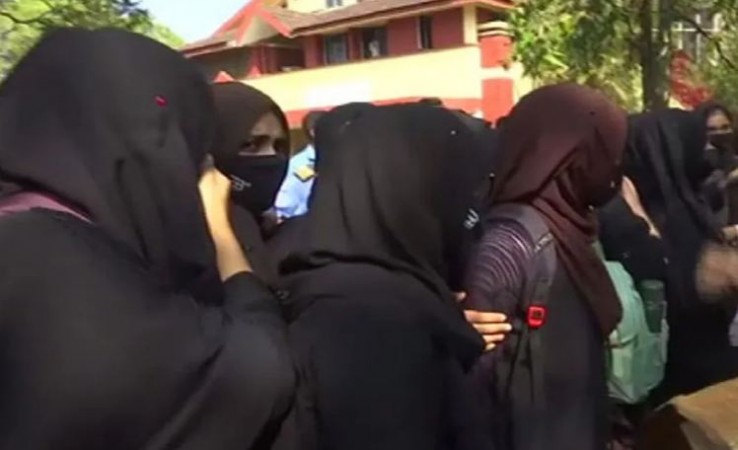 हिजाब पहनी छात्राओं ने हिन्दू छात्रा को दी गाली, धर्म पर की अभद्र टिप्पणी, शिकायत दर्ज