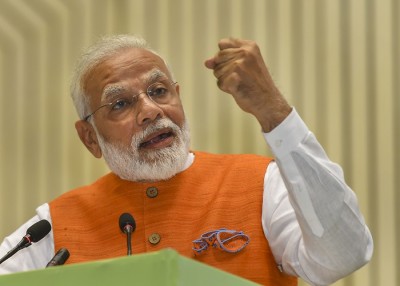 पीएम नरेंद्र मोदी ने अपना सोशल मीडिया अकाउंट इन महिलाओं को सौंपा