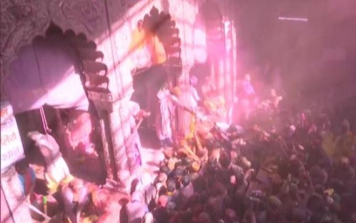 मथुरा, वृंदावन में होली के अलग ही रंग, इस तरह दिखा बांके बिहारी मंदिर का नजारा