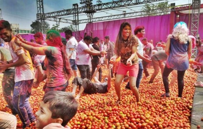 Pre-Holi celebrations with tomatoes and snow in Raipur