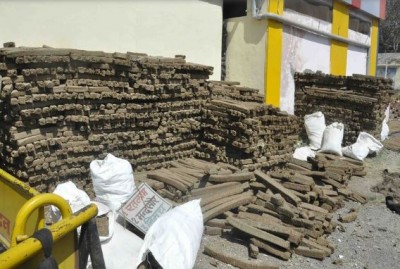 Prisoners in Ujjain Jail making dung cakes for environmental protection