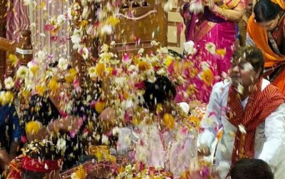 बुरहानपुर में होली का अनूठा रंग, फूलों की बारिश के साथ बरसे लट्ठ