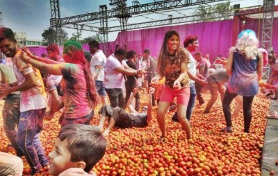 Pre-Holi celebrations with tomatoes and snow in Raipur