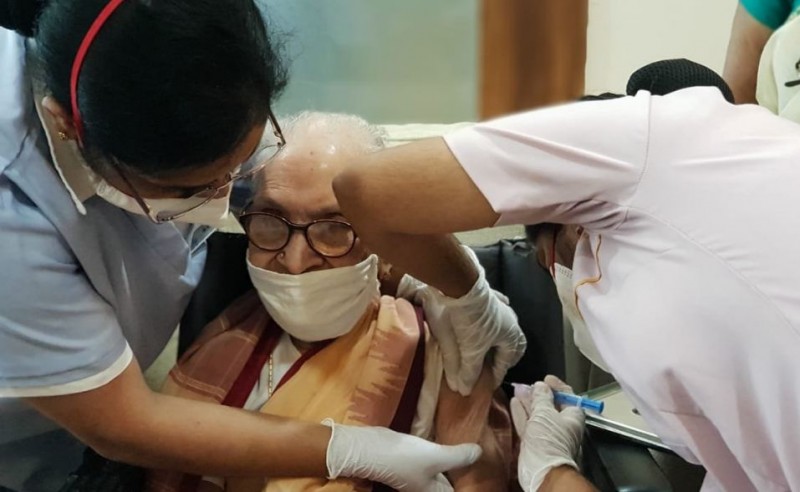 103 वर्षीय दादी ने लगवाई कोरोना वैक्सीन, बनी टीका लगवाने वाली देश की सबसे उम्रदराज़ महिला