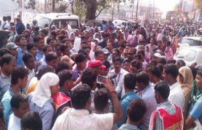 रायपुर में रोजगार सहायको की हड़ताल जारी, तालाब में उतर कर की जमकर नारेबाजी