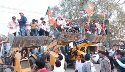 BJP को जीत मिलते ही समर्थकों ने पुरे शहर में की बुलडोजर पर यात्रा, कुछ इस तरह मनाया जश्न