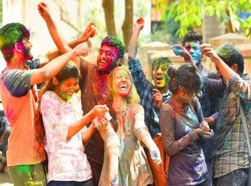Ban on playing Holi in college, agitated students create ruckus