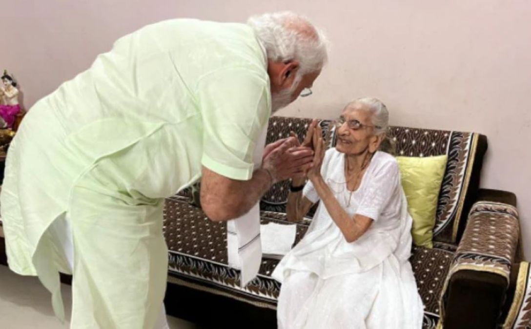 2 साल बाद माँ से मिले PM मोदी, पाँव छुए और साथ बैठकर खाई खिचड़ी
