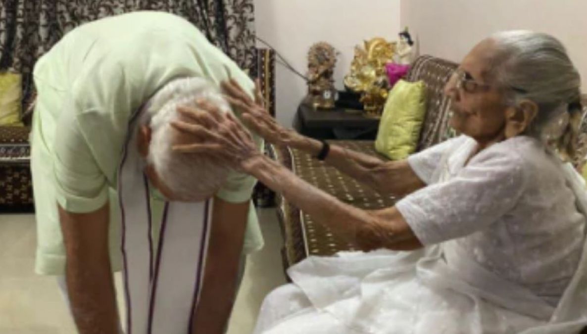 2 साल बाद माँ से मिले PM मोदी, पाँव छुए और साथ बैठकर खाई खिचड़ी