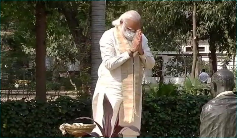 महात्मा गांधी को साबरमती आश्रम में PM मोदी ने किया नमन, अर्पित की पुष्पांजलि